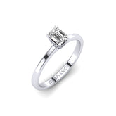 Gabriano Hillary 4 tırnaklı tektaş yüzük; GIA-HRD sertifikalı emerald pırlanta ve beyaz altın montürün üstten görünüşü